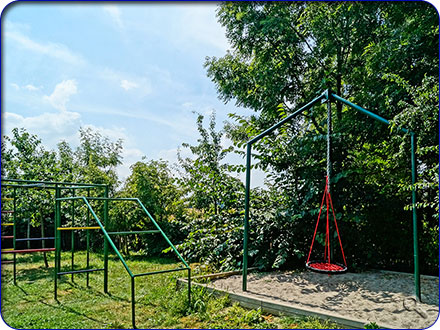 Tischtennisplatte, Kletterger&uuml;st und Riesenrad-Schaukel