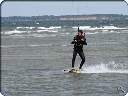 Wassersportarten wie z.B. Surfen und Kitesurfen sind an Poels K&uuml;sten m&ouml;glich