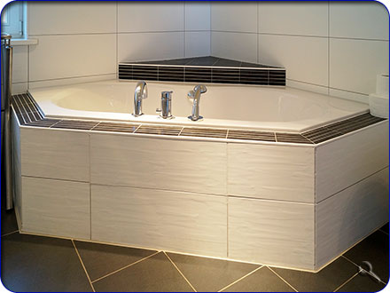 Luxori&ouml;se Badewanne im Bad im Obergeschoss