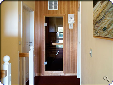 Au&szlig;enansicht der ger&auml;umigen Sauna im Obergeschoss