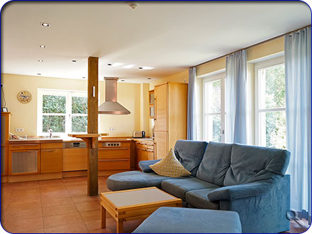 Sitzecke im Wohnzimmer mit Blick auf die offene K&uuml;che