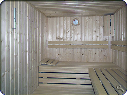 Innenansicht der ger&auml;umigen Sauna im Obergeschoss