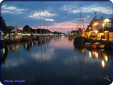 Der alte Strom in Warnem&uuml;nde in der Abendd&auml;mmerung